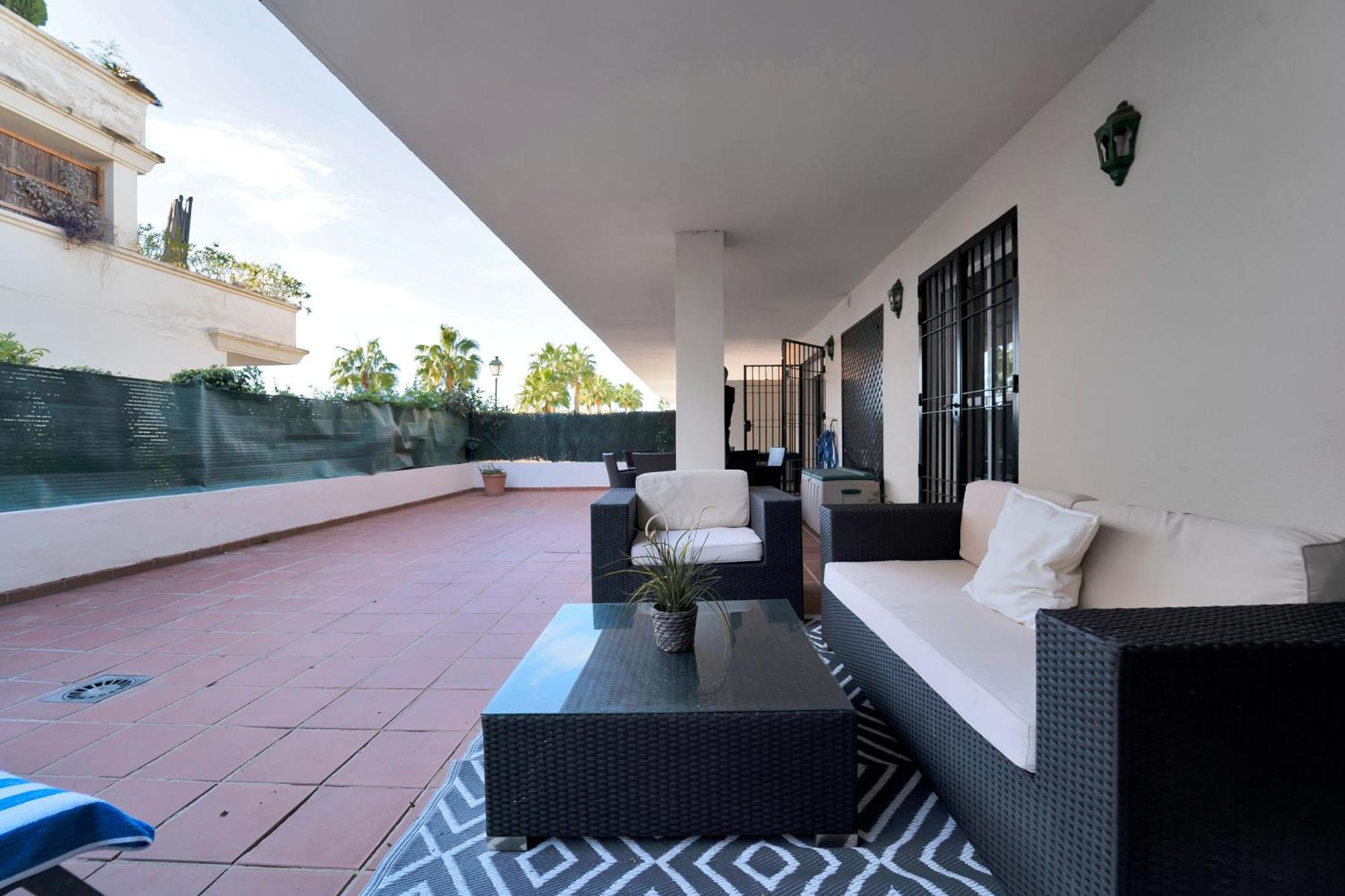Con Enorme Terraza En Complejo Con Piscina En Nueva Andalucia - Lorcrimar Apartament
