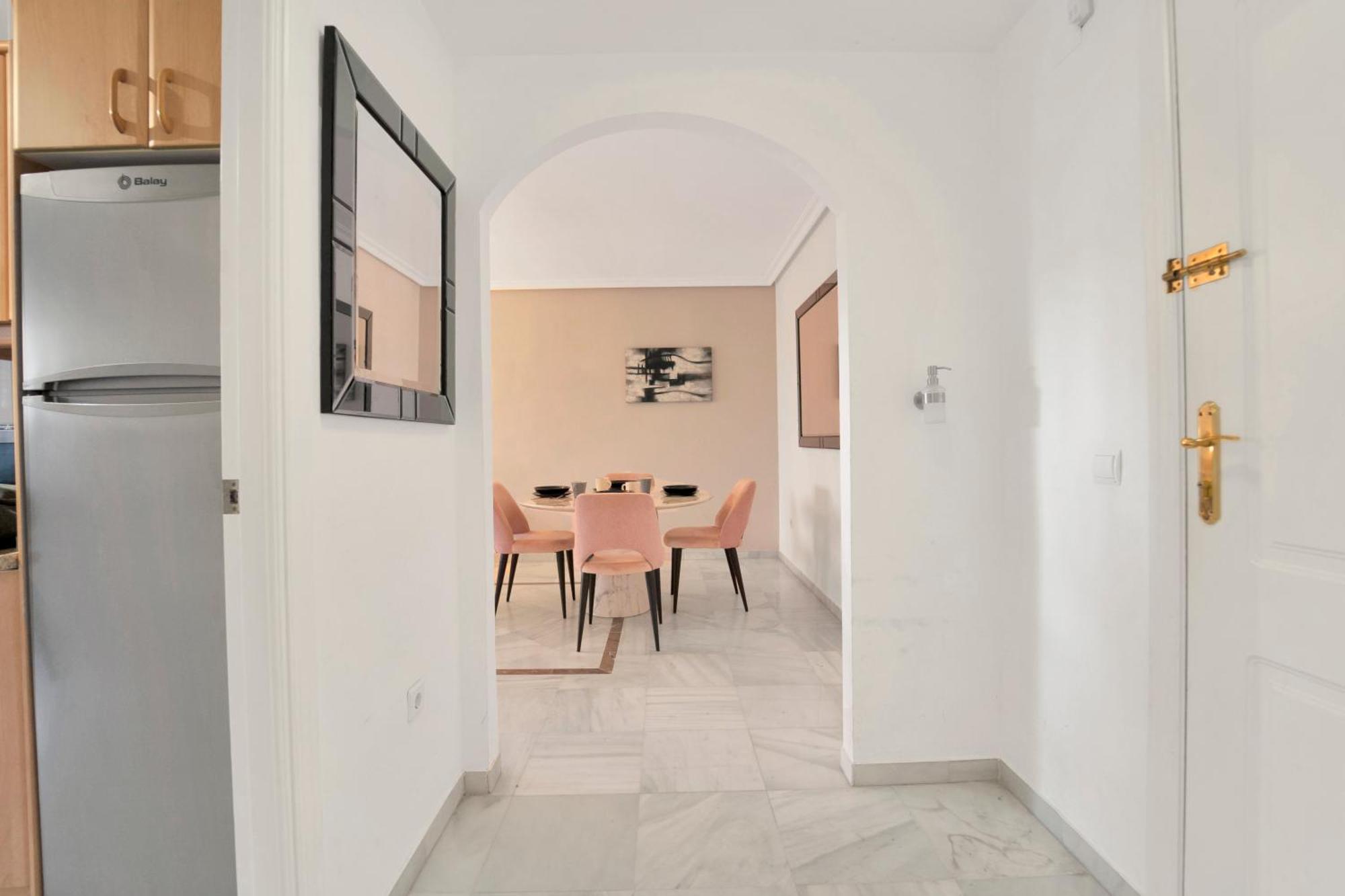Con Enorme Terraza En Complejo Con Piscina En Nueva Andalucia - Lorcrimar Apartament