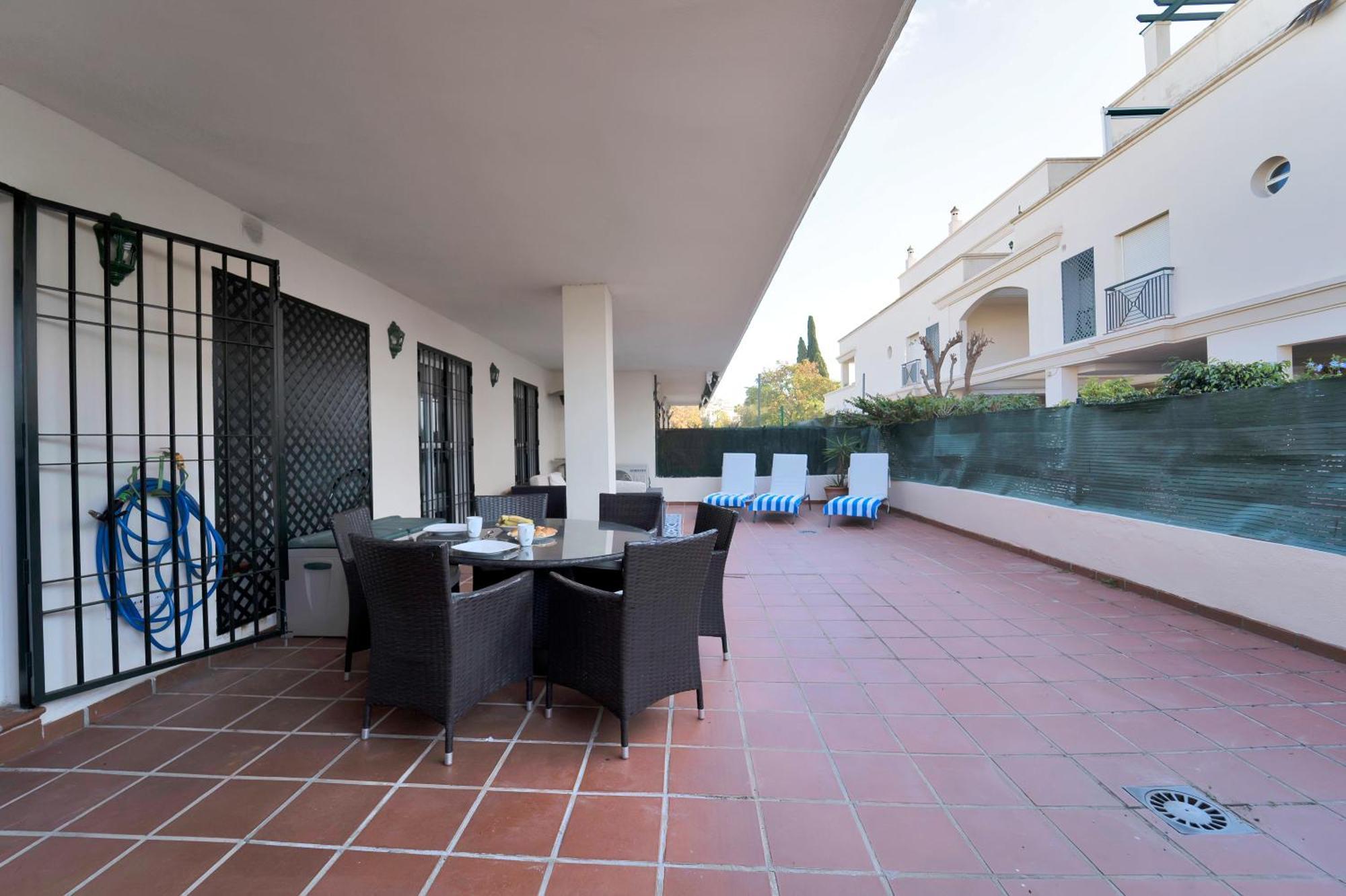 Appartement Con Enorme Terraza En Complejo Con Piscina En Nueva Andalucia - Lorcrimar
