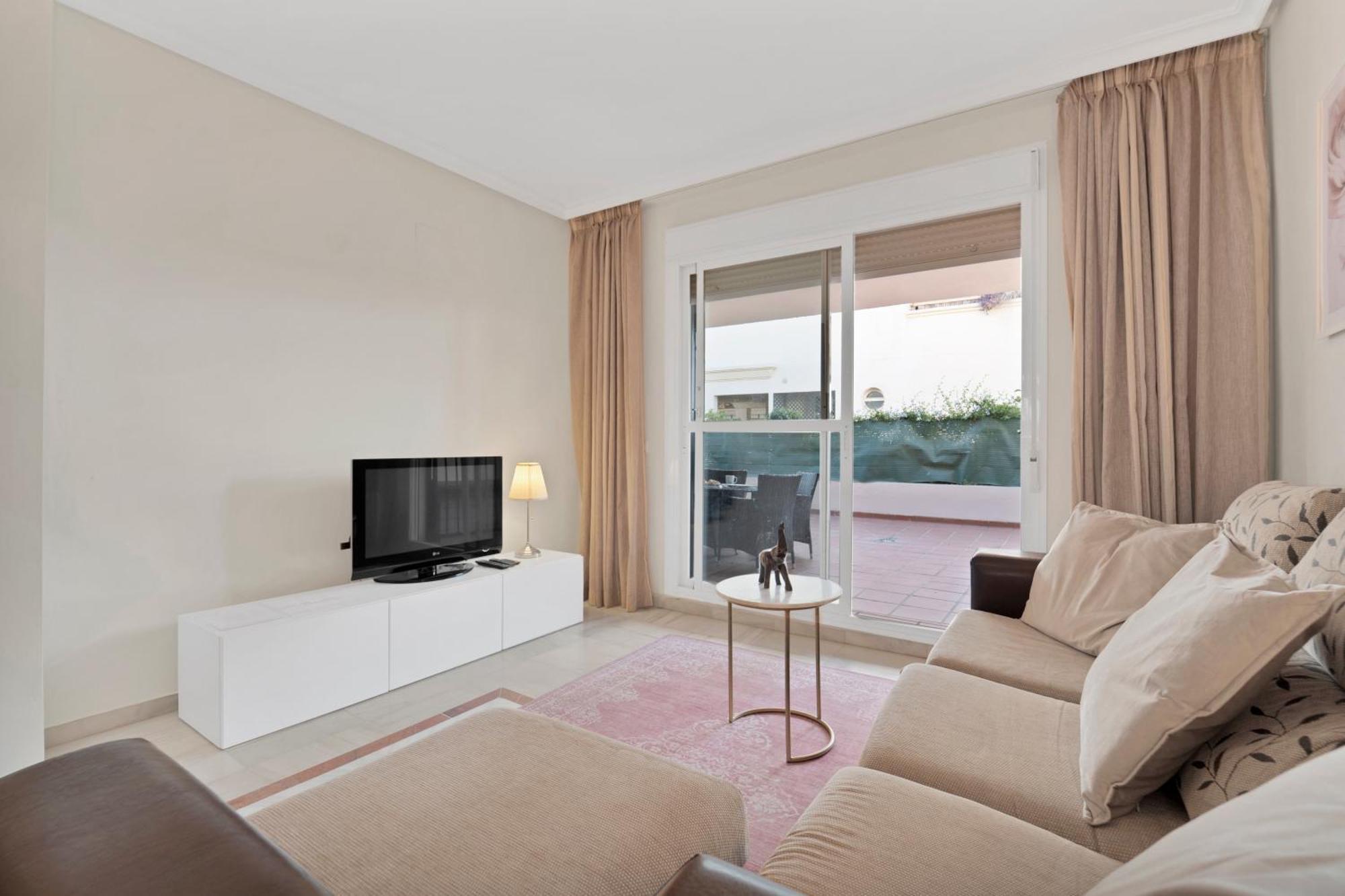 Con Enorme Terraza En Complejo Con Piscina En Nueva Andalucia - Lorcrimar Apartament